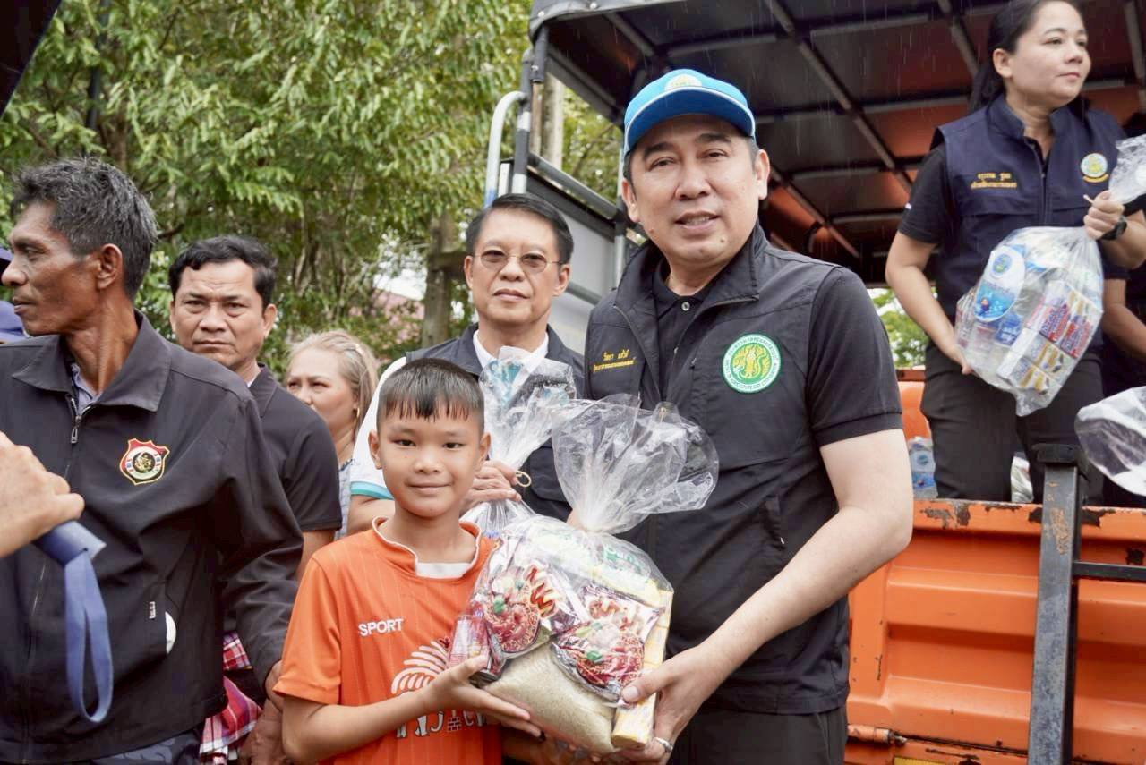 เกษตรนครศรีฯและเกษตรอำเภอปากพนังร่วมต้อนรับผู้ตรวจราชการกระทรวงเกษตรฯ ติดตามสถานการณ์น้ำและมอบถุงยังชีพให้ผู้ประสบอุทกภัย